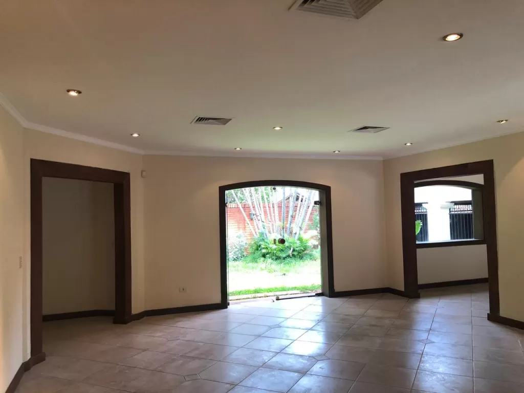 Alquila Residencia de 4 dormitorios con Piscina en Barrio Villa Morra — foto 2