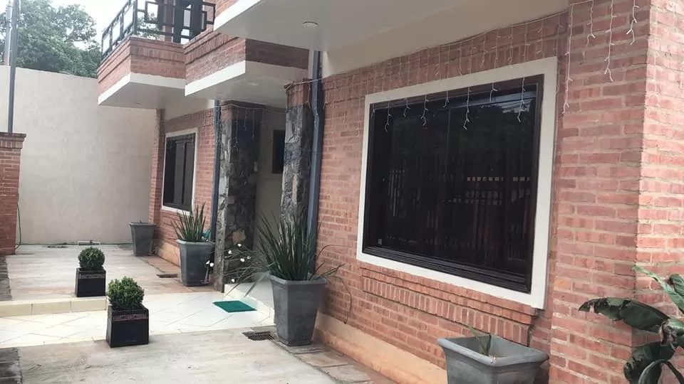 Vendo Residencia en San Lorenzo a pasos del centro barrio residencial — foto 3