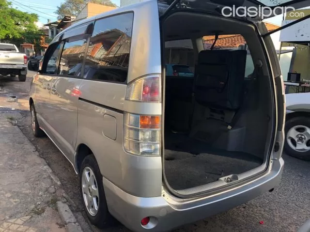 Toyota Voxy 2003 - foto 2