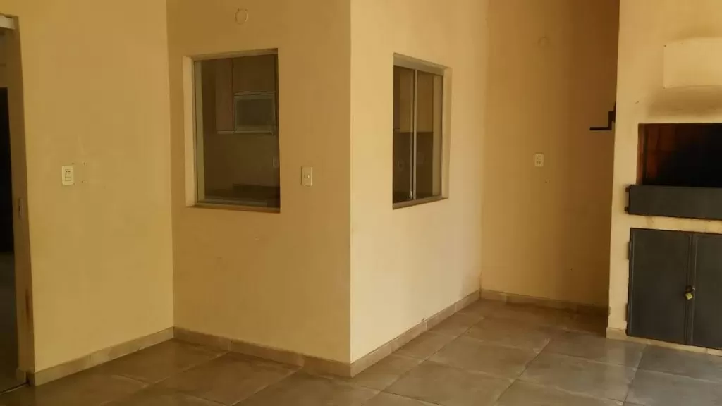 VDO..DUPLEX AMPLIO CON PATIO Y PISCINA,ZONA PROLONGACION MCAL. LOPEZ. — foto 3