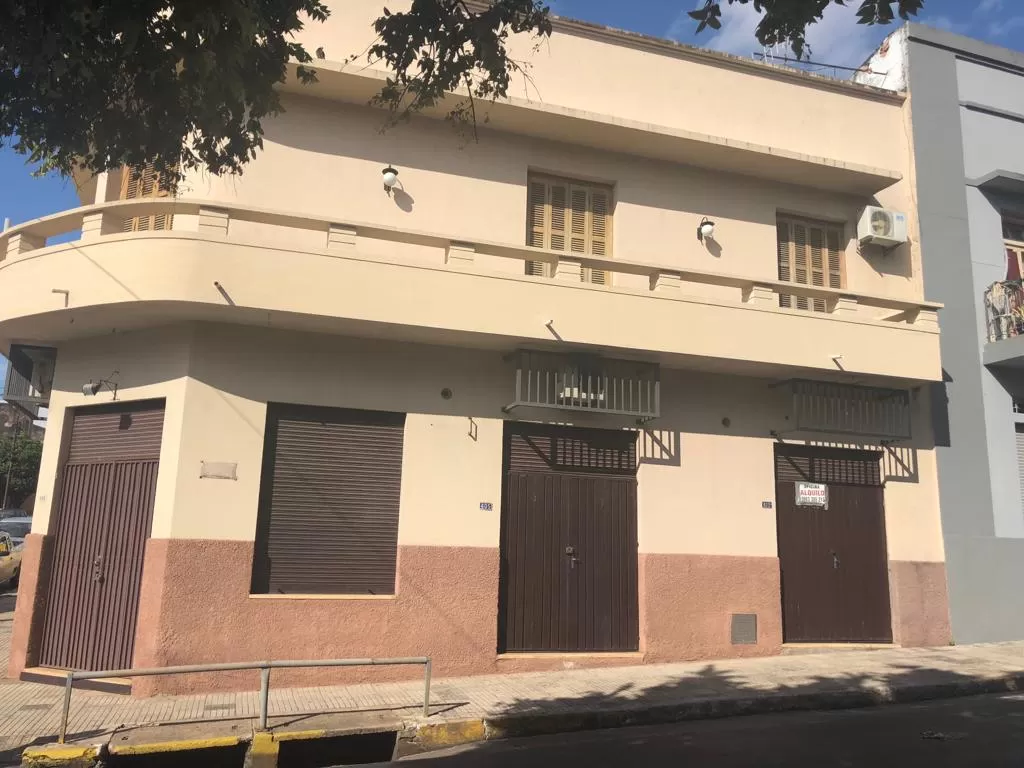 AMPLIA VIVIENDA DE TRES NIVELES CON SALONES COMERCIALES (MICROCENTRO) — foto 2