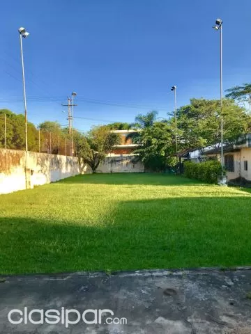 Alquilo hermosa casa con piscina y patio grande con cancha en zona  residencial Barrio Maria Auxiliadora #1309374  en Paraguay