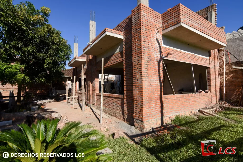 TERRENO CON CONSTRUCCIÓN A TERMINAR O DEMOLER. BARRIO REPUBLICANO — foto 2