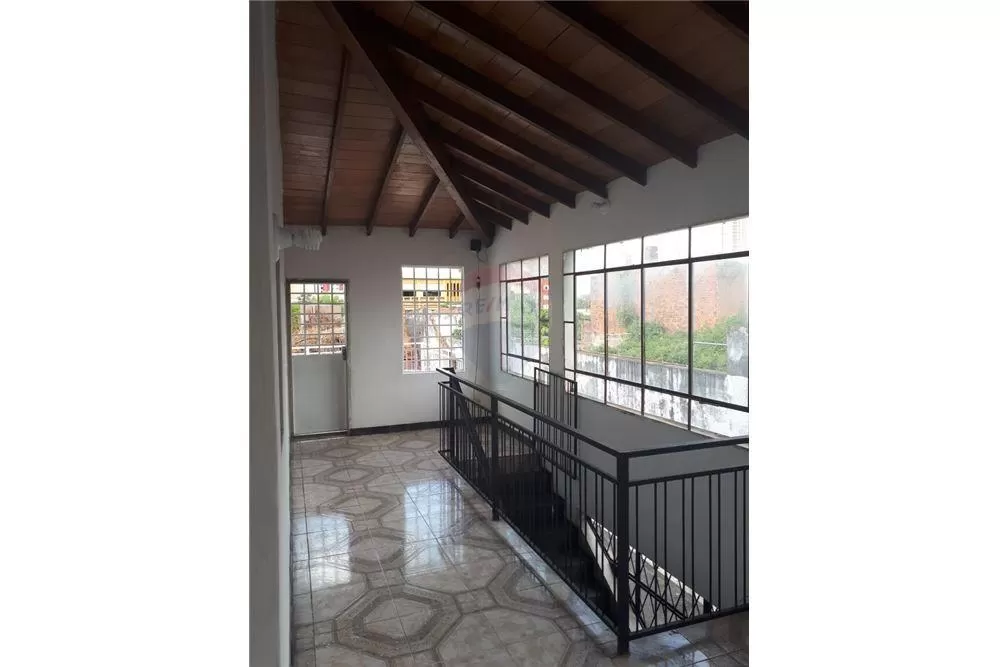 VENDO CASA CON EXCELENTE UBICACIÓN EN EL CENTRO — foto 2