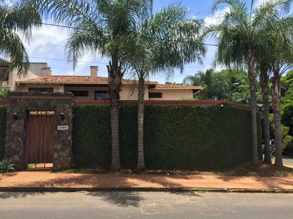 En venta hermosa vivienda en barrio Ycua Sati zona Shopping del sol — foto 2