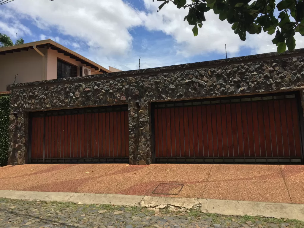 En venta hermosa vivienda en barrio Ycua Sati zona Shopping del sol — foto 3