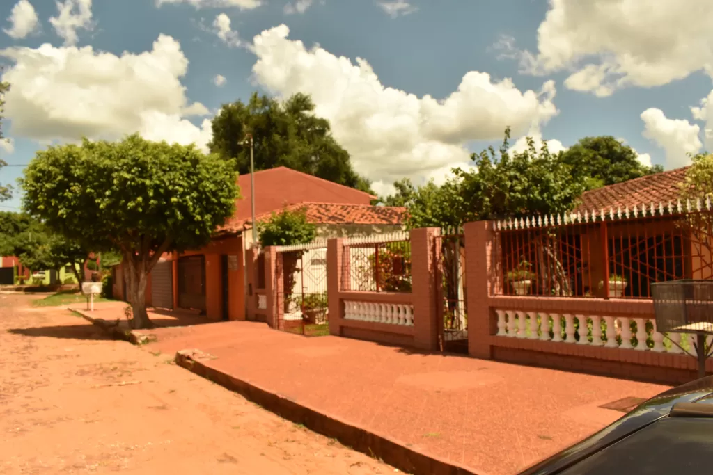 CASA EN SAN LORENZO - ZONA LAURELTY CERCA COLEGIO SARGENTO CANDIDO SILVA — foto 2