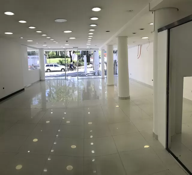 ALQUILO SALON COMERCIAL SOBRE AV. ESPAÑA CARMELITAS CON AMPLIO ESTACIONAMIENTOS — foto 2