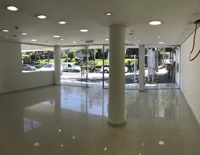 ALQUILO SALON COMERCIAL SOBRE AV. ESPAÑA CARMELITAS CON AMPLIO ESTACIONAMIENTOS — foto 3