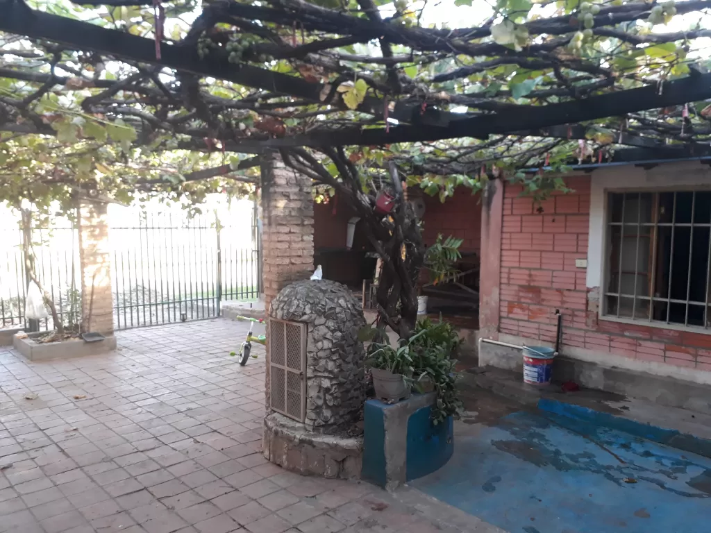 Casa a 10 cuadras del Shopping Mariano. (Precio negociable). — foto 2