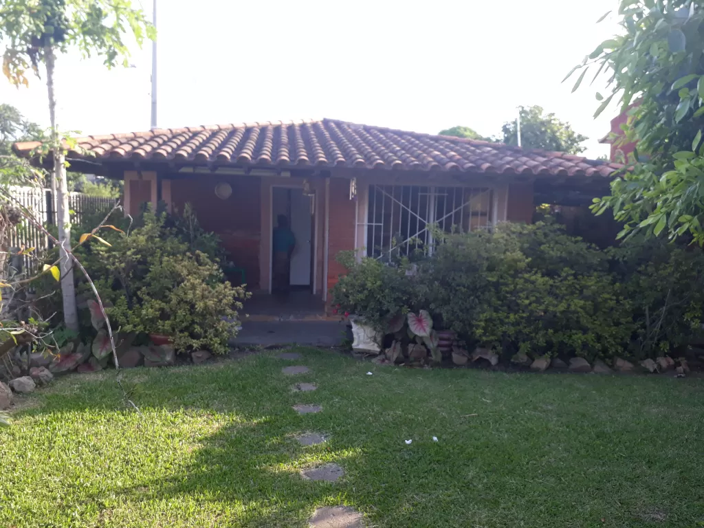Casa a 10 cuadras del Shopping Mariano. (Precio negociable). — foto 3