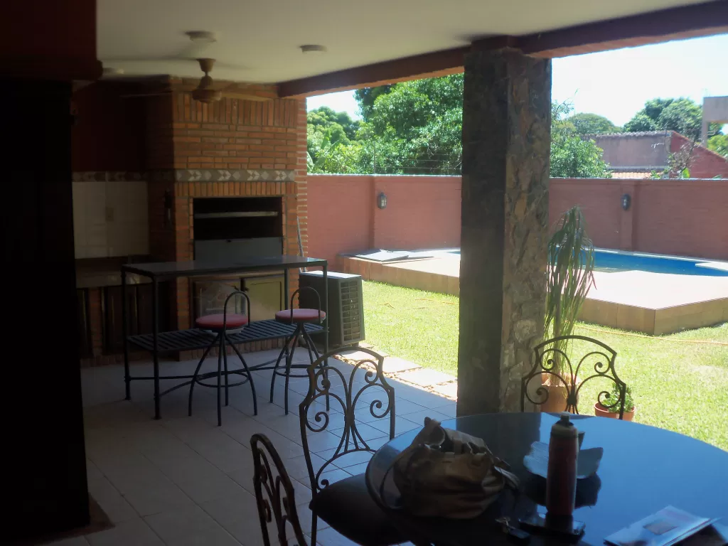 ELEGANTE RESIDENCIA DE 3 DORMITORIOS EN EL BARRIO LOS LAURELES — foto 2