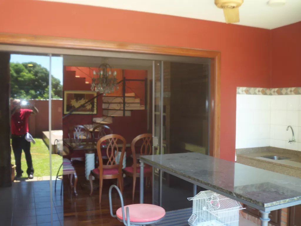 ELEGANTE RESIDENCIA DE 2 PLANTAS PISCINA EN BARRIO LOS LAURELES — foto 3
