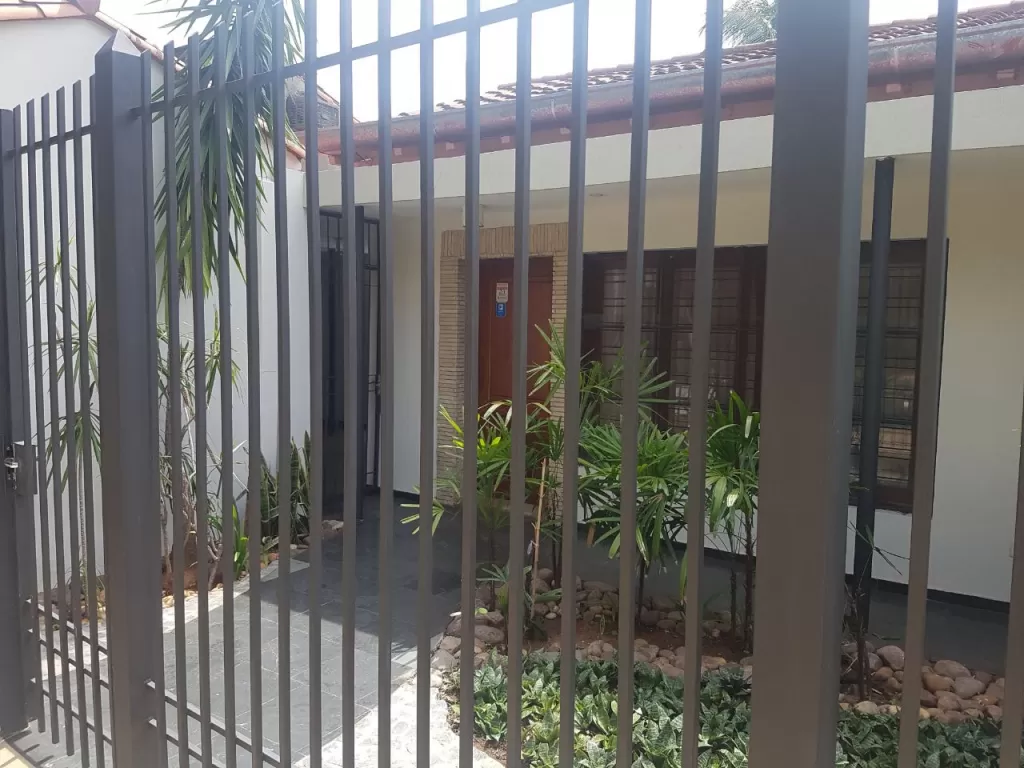 VILLA MORRA (PROX. COL. AMERICANO): TOTALMENTE EN PLANTA BAJA - GRAN JARDÍN - 2.500 USD — foto 2