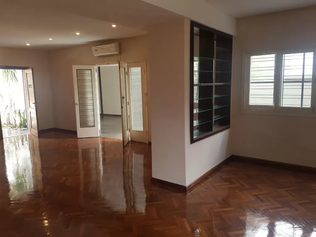 VILLA MORRA (PROX. COL. AMERICANO): TOTALMENTE EN PLANTA BAJA - GRAN JARDÍN - 2.500 USD — foto 3