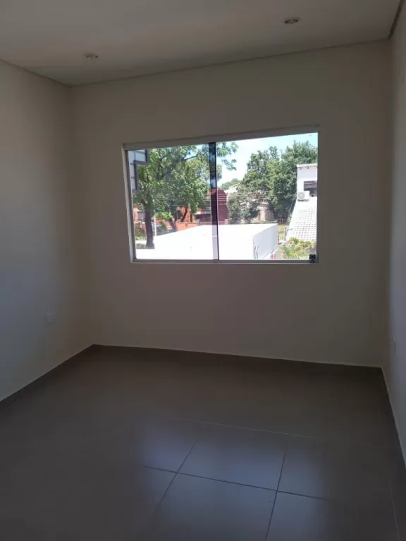 DUPLEX A ESTRENAR ZONA LUQUE CON PATIO Y PISCINA — foto 3