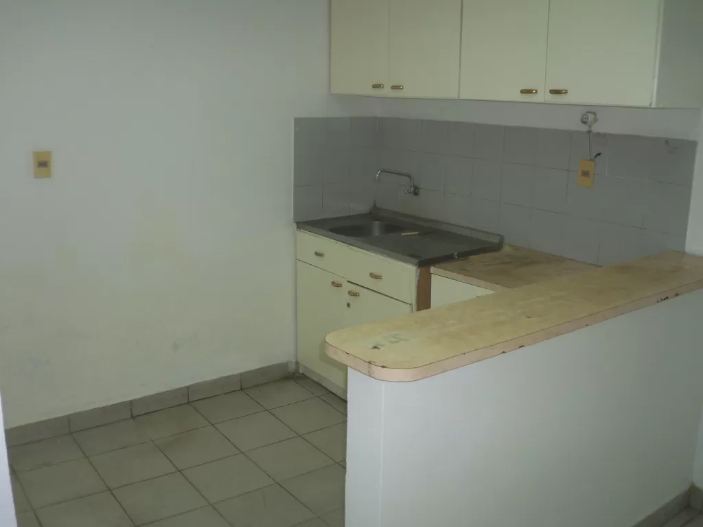 ZONA AVDA PERÚ Y L.A HERRERA CASA DE 5 AMPLIOS AMBIENTES Y COCHERA PARA 10 AUTOS — foto 3
