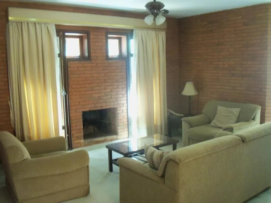 ELEGANTE DUPLEX FINAMENTE AMOBLADO EN BARRIO CERRADO EN VILLA MORRA — foto 2