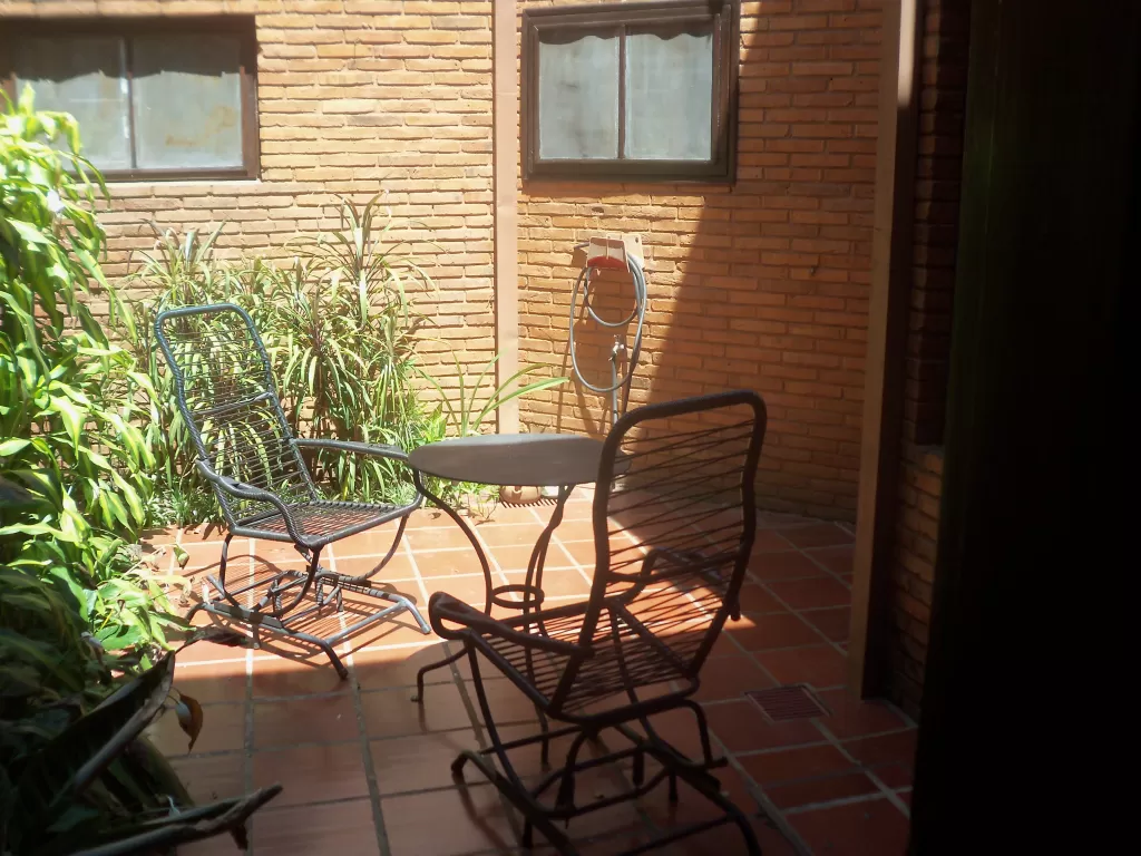 ELEGANTE DUPLEX FINAMENTE AMOBLADO EN BARRIO CERRADO EN VILLA MORRA — foto 3