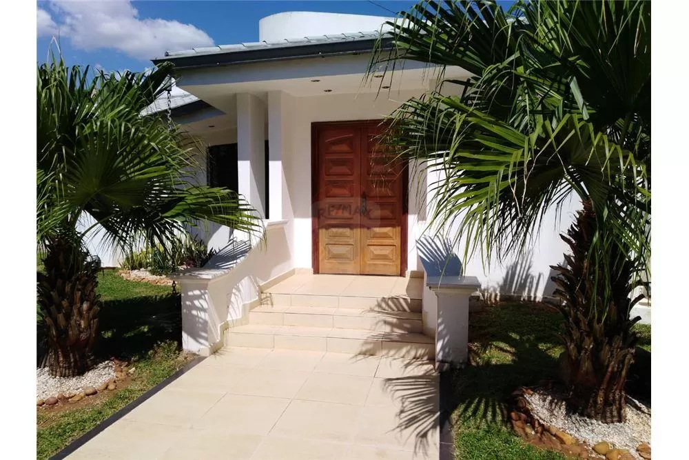 HERMOSA RESIDENCIA de 1.300 mts2 en YCUA SATI — foto 2
