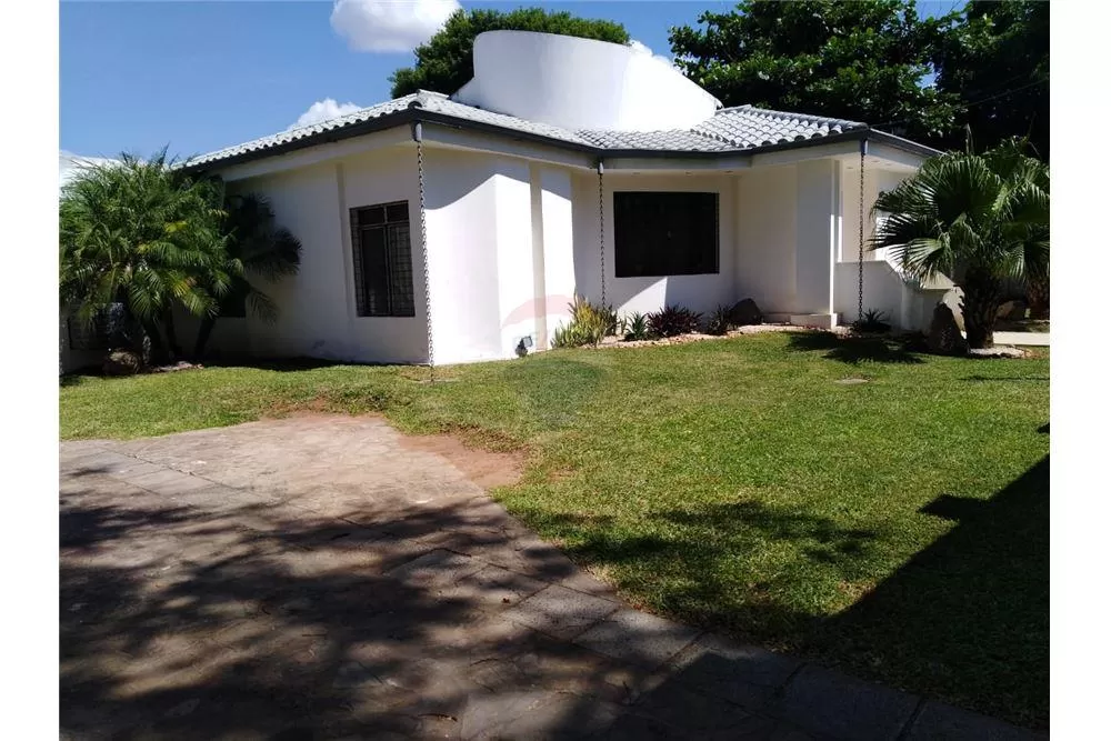 HERMOSA RESIDENCIA de 1.300 mts2 en YCUA SATI — foto 3