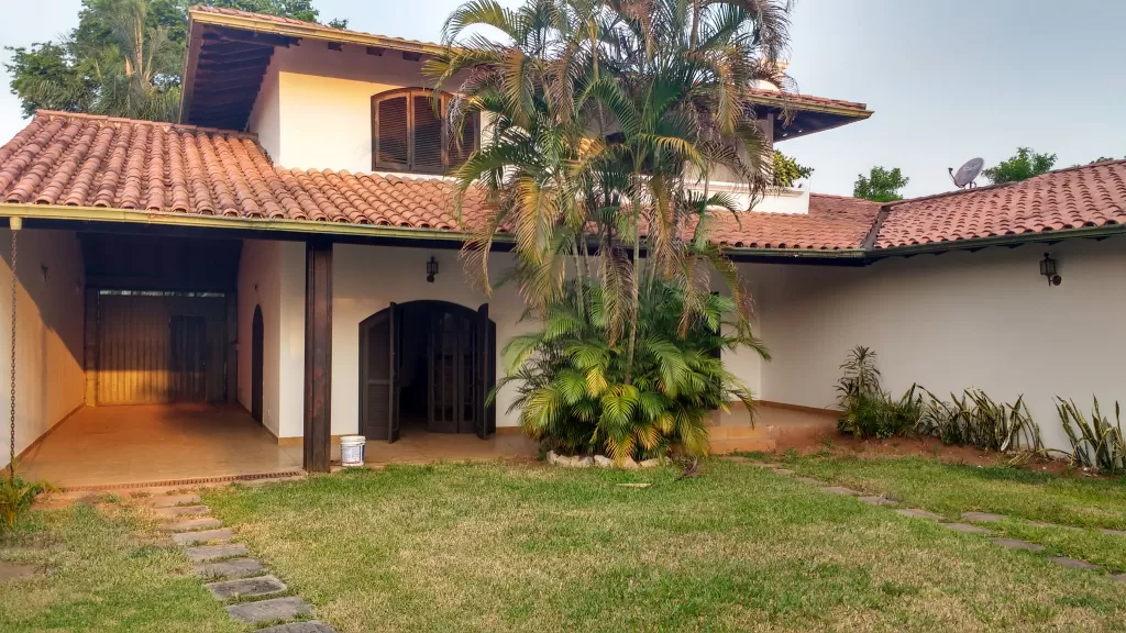 , HERMOSA Y AMPLIA RESIDENCIA, EN SAJONIA- ZONA ALTA Y EXCLUSIVAMENTE RESIDENCIAL — foto 2