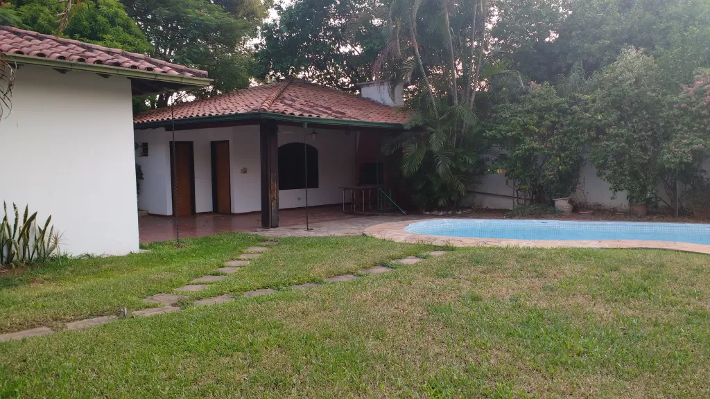 , HERMOSA Y AMPLIA RESIDENCIA, EN SAJONIA- ZONA ALTA Y EXCLUSIVAMENTE RESIDENCIAL — foto 3