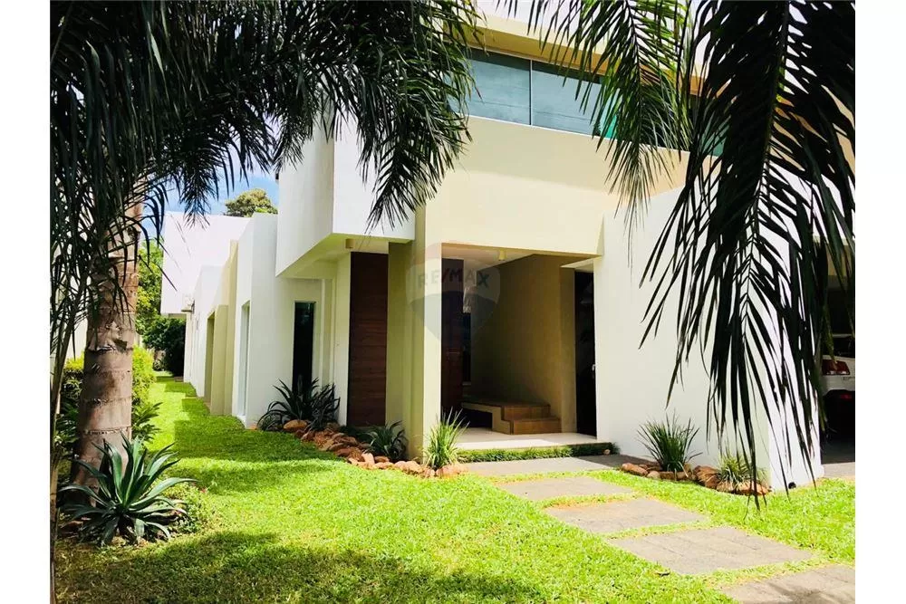 Vendo Exclusiva Residencia Minimalista Con Piscina En Fdo Norte — foto 2