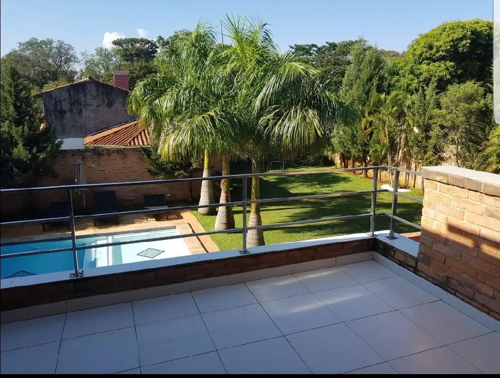 CASA LUJOSA Y NUEVA en barrio Mcal Estigarribia 6 suites!!! — foto 2