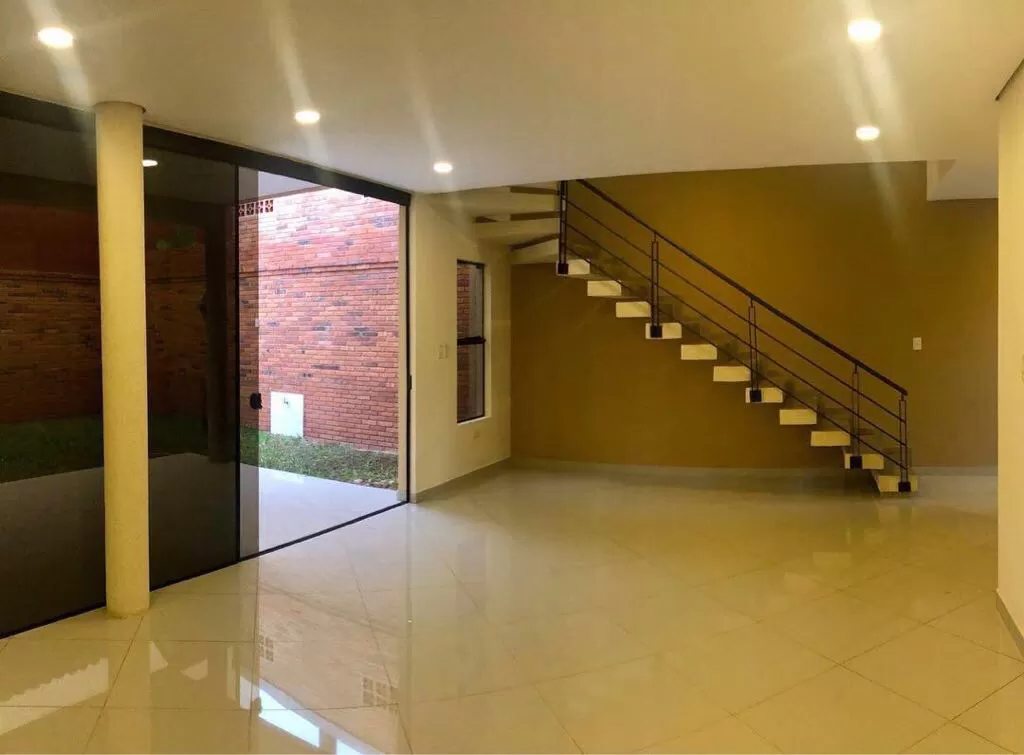 VENDO AMPLIO DUPLEX EN LUQUE JARDIN DE ORO — foto 2