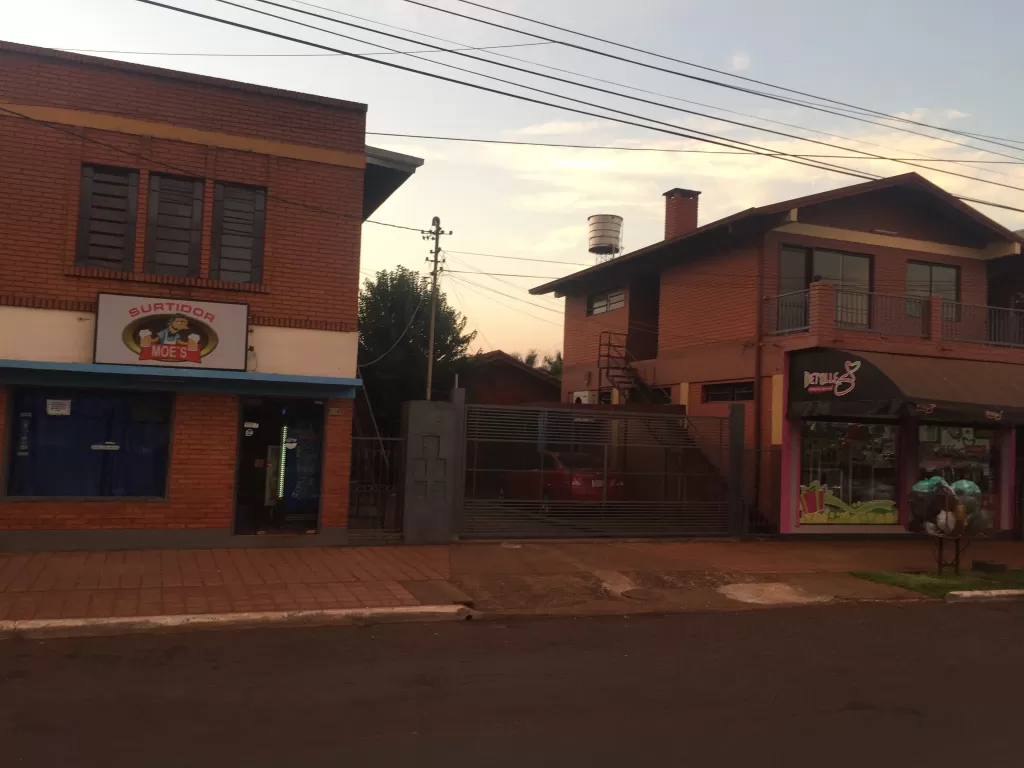 Aproveche ésta oferta única-Inmueble sobre la principal avenida de Hohenau-Colonias Unidas — foto 2