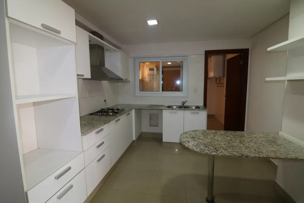 BAJA!!VENDO DEPARTAMENTO 2 DORMITORIOS. LAS MERCEDES. 2 cocheras!! — foto 2