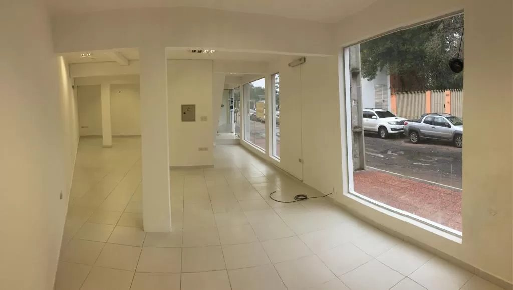 Local comercial con frente totalmente de vidrio — foto 2