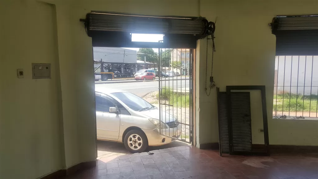 Casa y Salones sobre Acceso Sur, Zona Raquelita, Tucano — foto 3