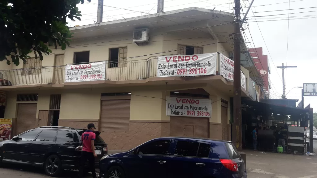 IMPERDIBLE EN PLENO CENTRO COMERCIAL DE LUQUE VENDO LOCAL — foto 2