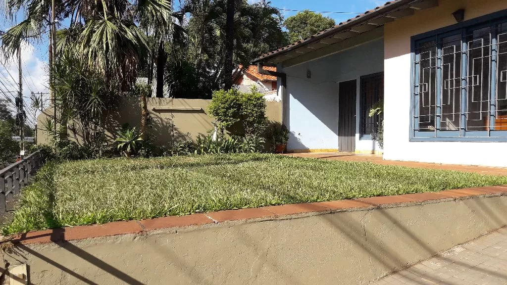 VENDO CASA CON EXCELENTE UBICACIÓN — foto 2