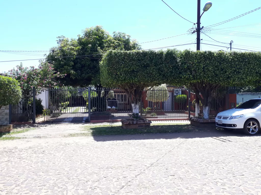 HERMOSA CASA CON PISCINA CENTRO MISMO DE LA CIUDAD DE CARAPEGUÁ — foto 2