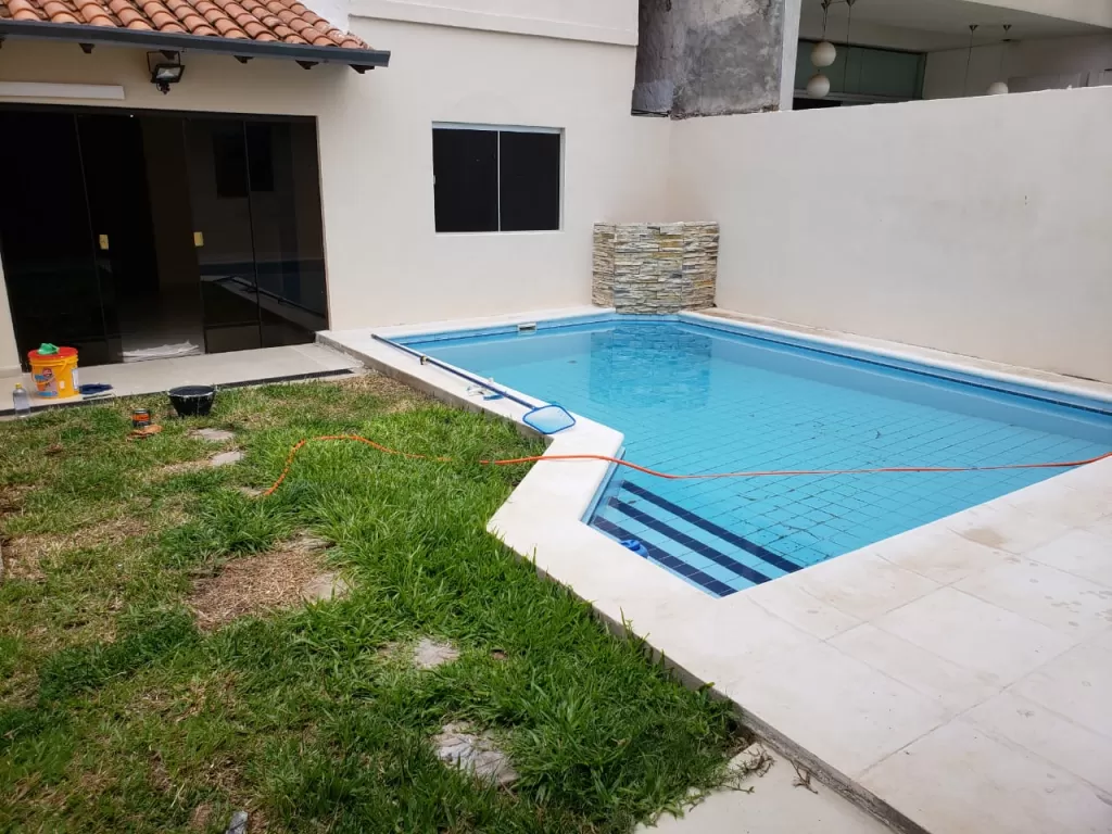 AMPLIO DUPLEX ZONA IDENTIFICACIONES CON PISCINA! — foto 3