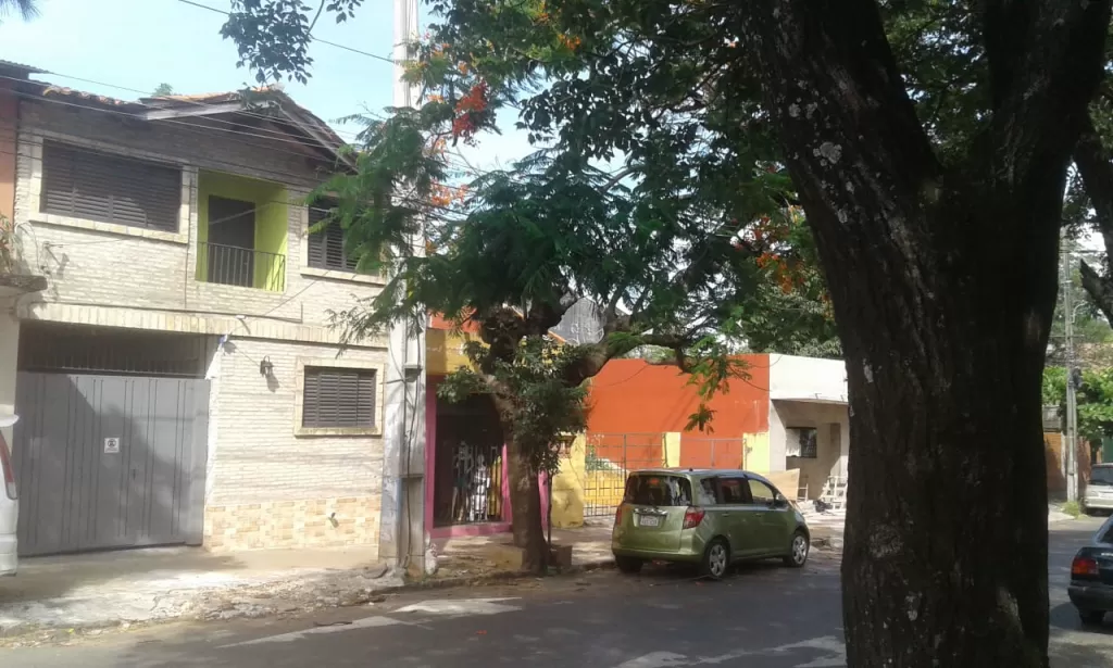 CASA CON SALÓN COMERCIAL EN SAN VICENTE A UNA CUADRA DE GRAL. SANTOS — foto 2