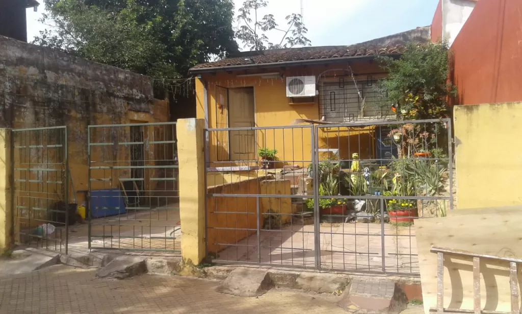 CASA CON SALÓN COMERCIAL EN SAN VICENTE A UNA CUADRA DE GRAL. SANTOS — foto 2