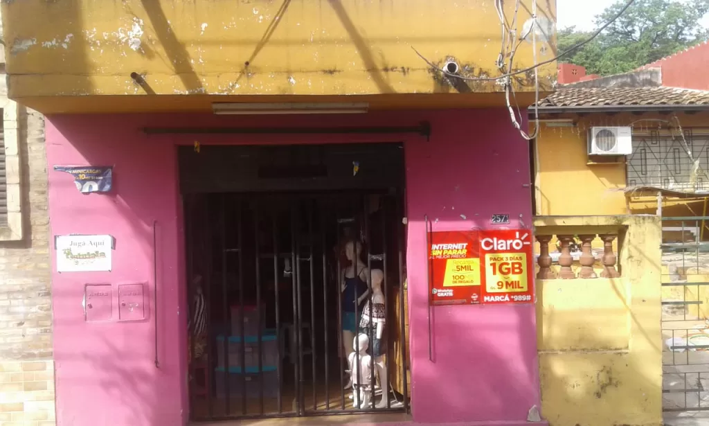 CASA CON SALÓN COMERCIAL EN SAN VICENTE A UNA CUADRA DE GRAL. SANTOS — foto 3