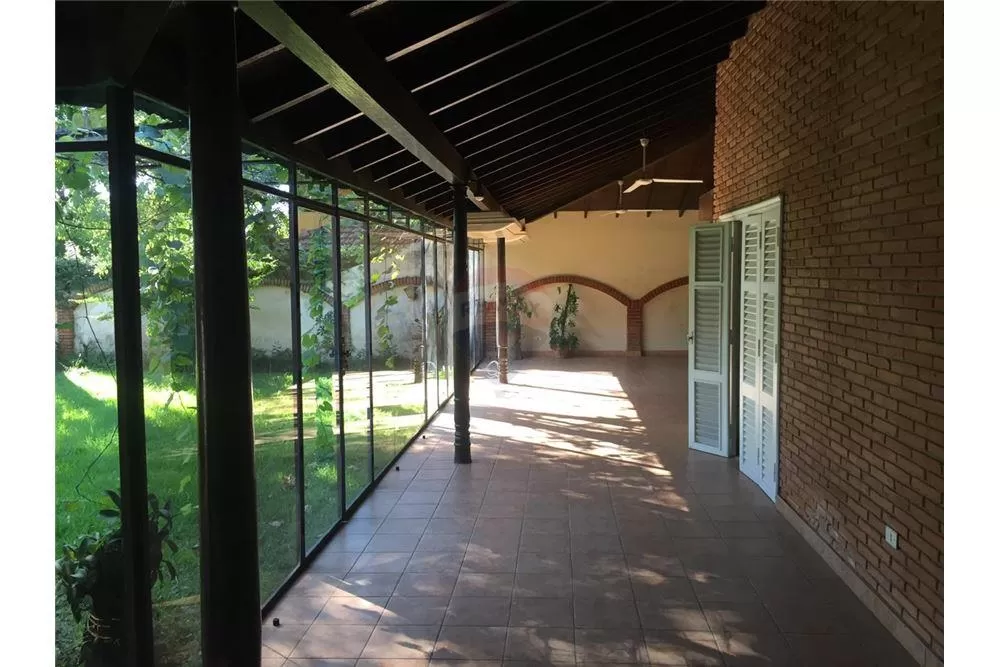 VENDO AMPLIA RESIDENCIA EN BARRIO YCUÁ SATÍ — foto 3
