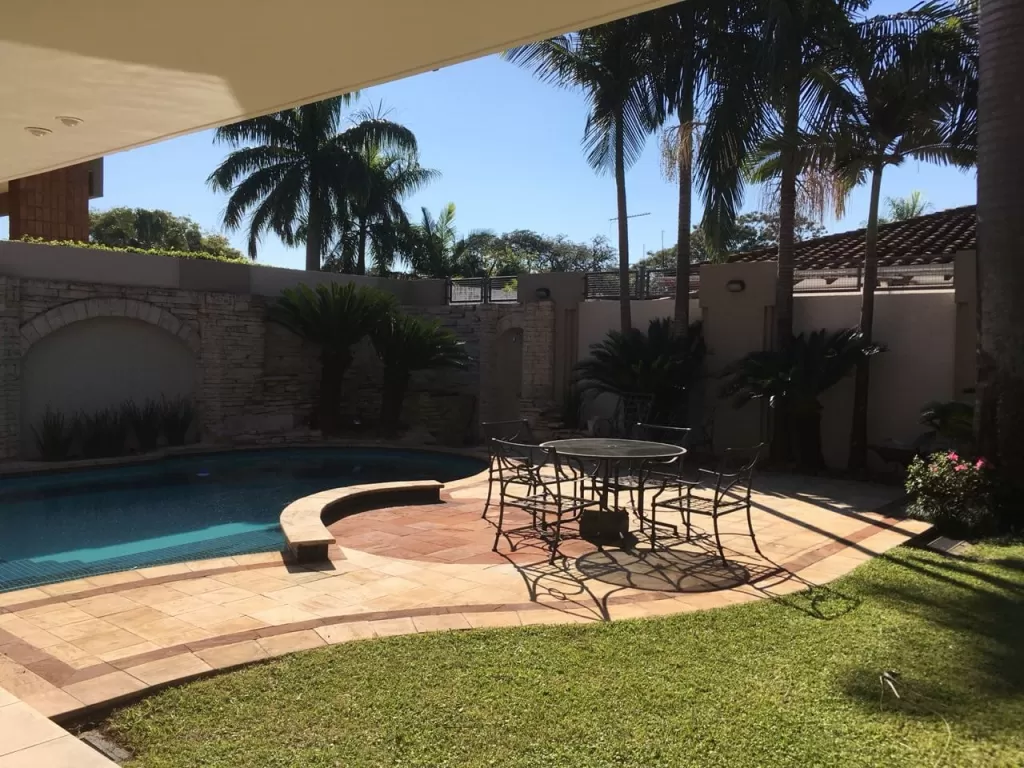 VENDO CASA EN ESQUINA ZONA EMBAJADA AMERICANA — foto 2