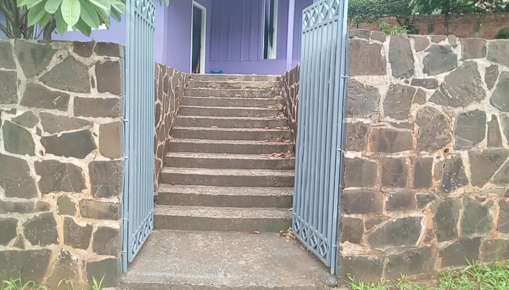 VENDO CASA CON TERRENO TITULADO EN EL B° REMANSITO — foto 2
