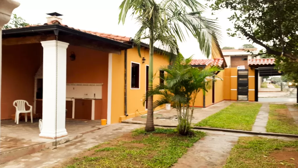 Casa con Salón Comercial, Quincho y Terraza cerca de Canal 13 - Lambaré — foto 2