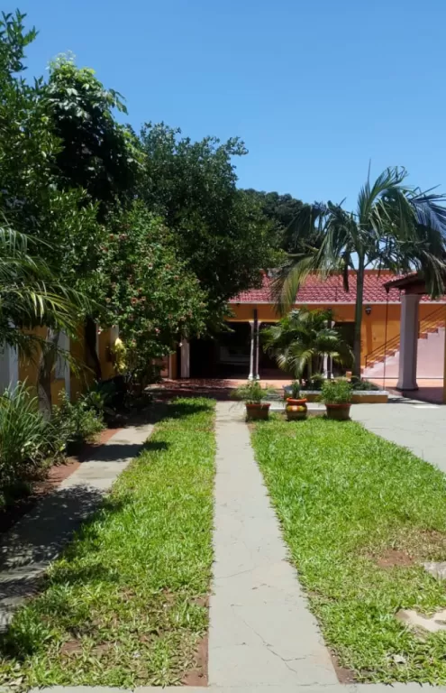 Casa con Salón Comercial, Quincho y Terraza cerca de Canal 13 - Lambaré — foto 3