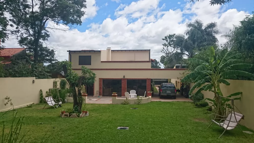 OFERTA REMATE, HERMOSA CASA AMPLIA, A PASOS DE PRINCIPALES AVENIDAS DE ASUNCIÓN — foto 2