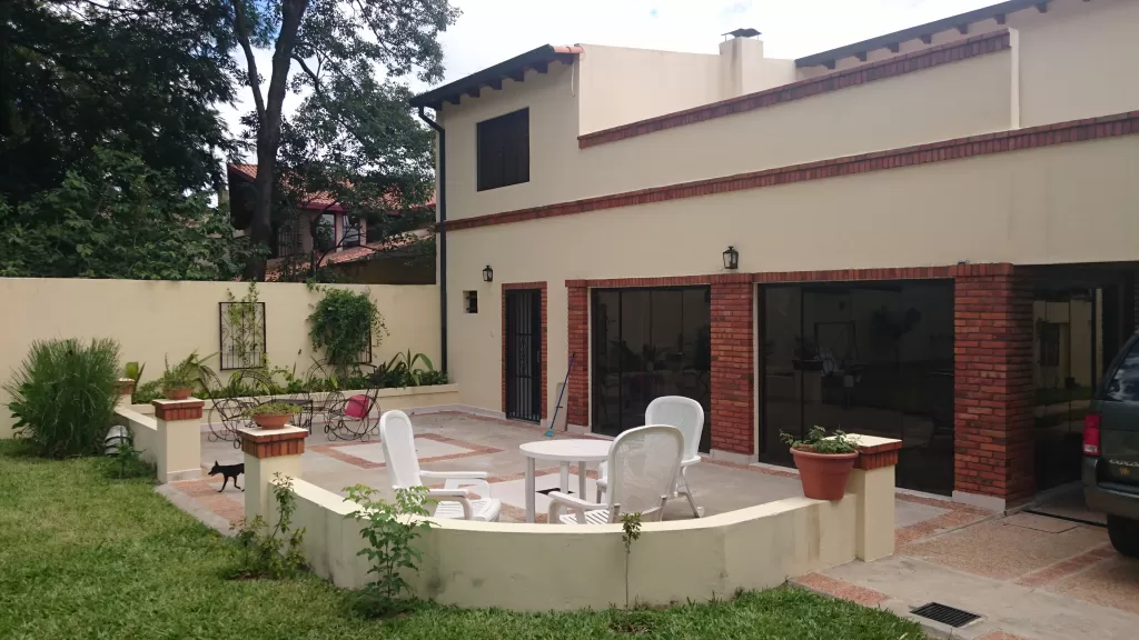 OFERTA REMATE, HERMOSA CASA AMPLIA, A PASOS DE PRINCIPALES AVENIDAS DE ASUNCIÓN — foto 3