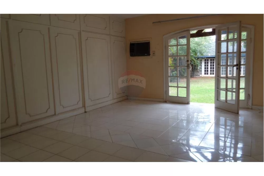 VENDO EXCLUSIVA RESIDENCIA EN ESQUINA — foto 3