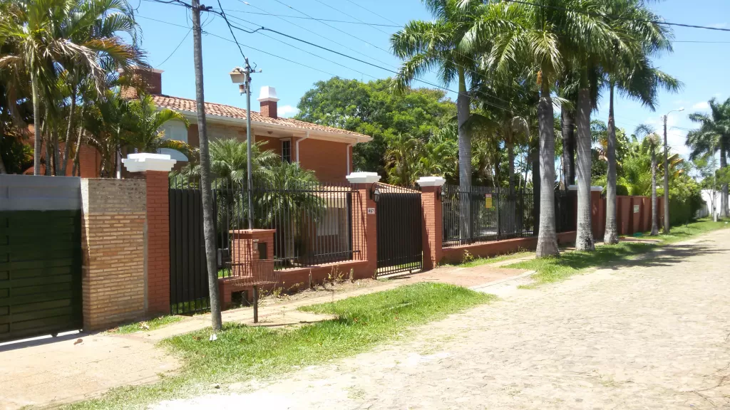 VENDO GRAN RESIDENCIA C PISCINA - CALLE PARALELA DETRÁS DE LOS JARDINES (central), LUQUE — foto 2
